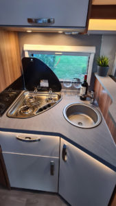 In der Küche des Wohnmobils ᑕ ᑐ Wohnmobil Schurz